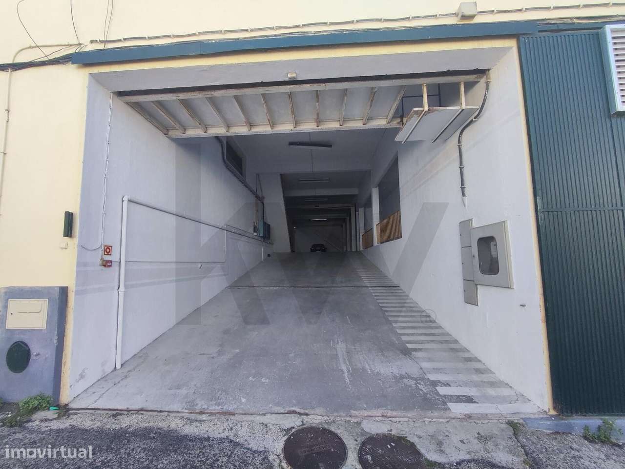 Armazém com área total de 950m2 e Pé direito de +/- 6m - Santa Iria de - Grande imagem: 4/32