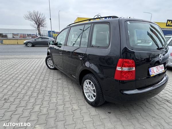 Volkswagen Touran 2.0TDI Highline Aut - 4