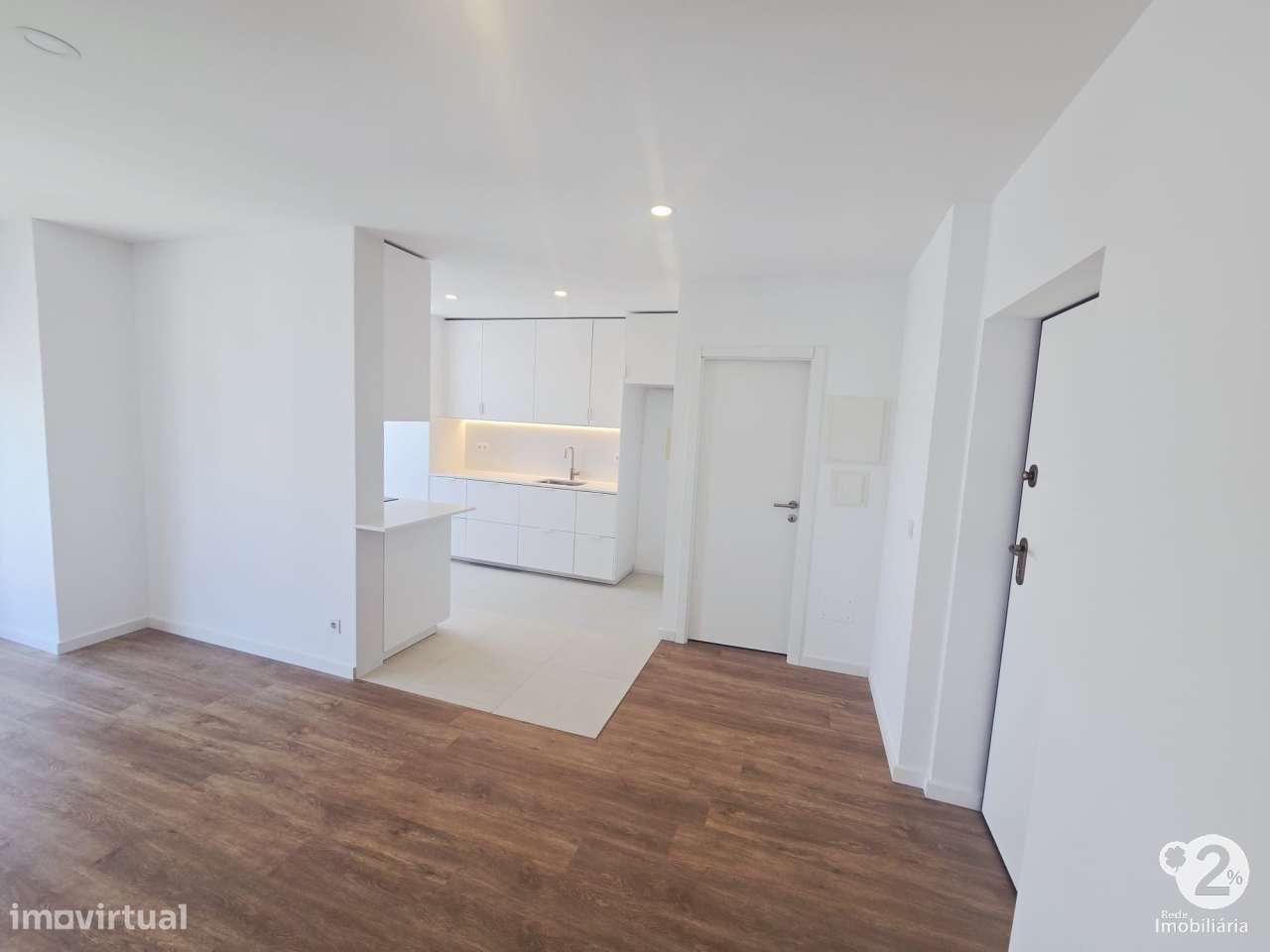 Apartamento T2 Renovado no Porto ( Torrinha )-3