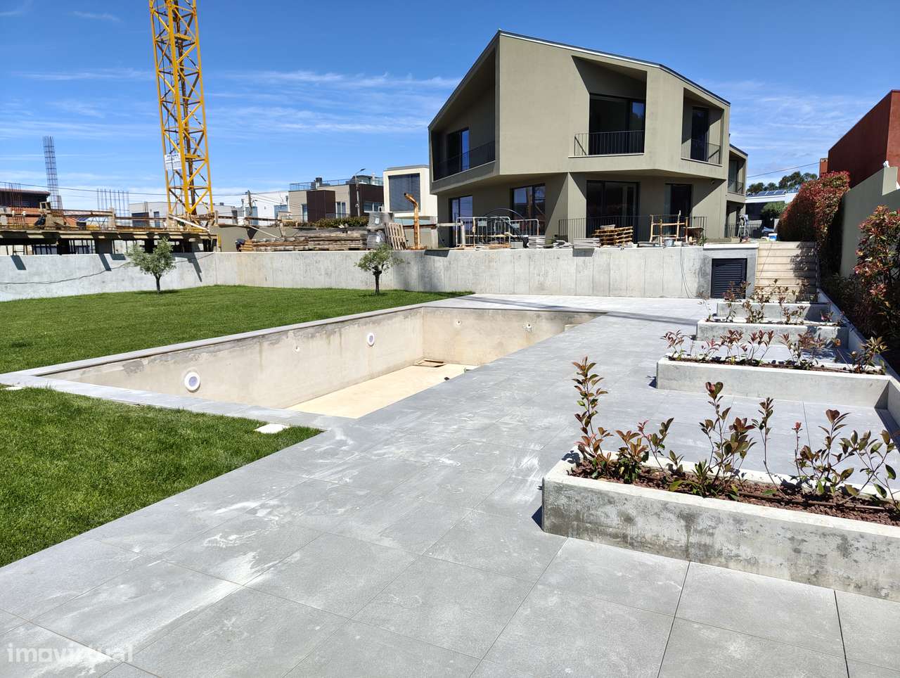 Moradia T4 com piscina e jardim em Canidelo-13
