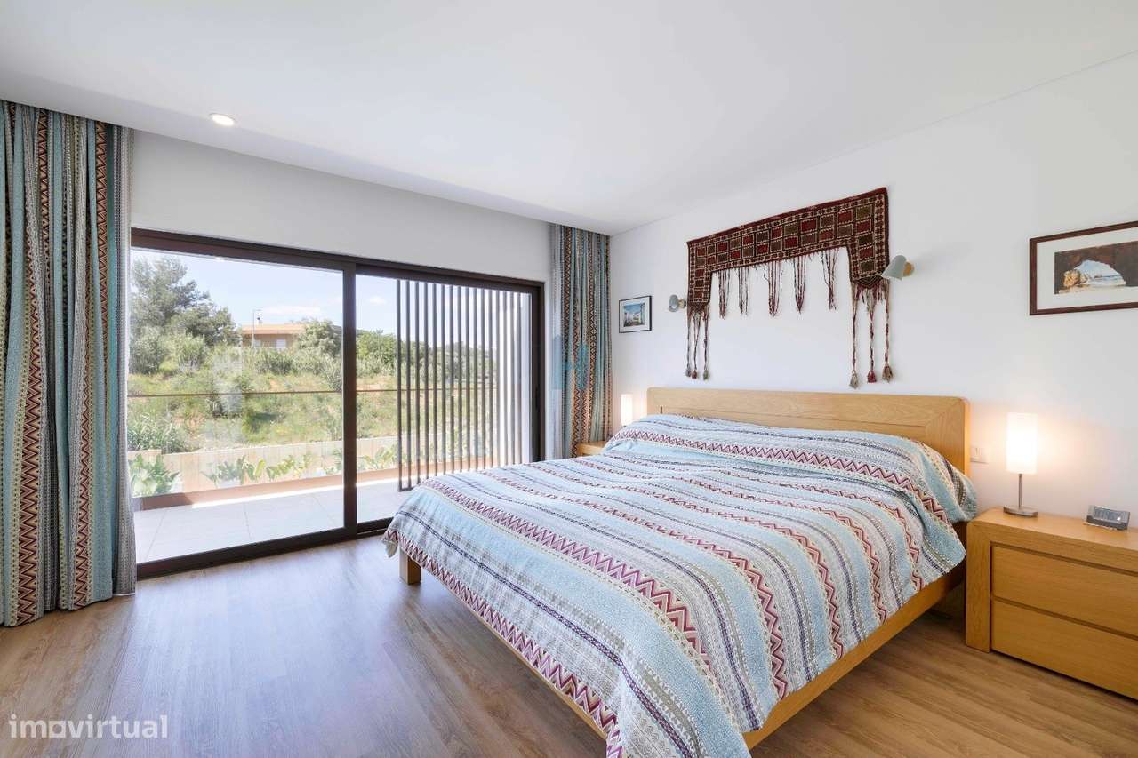 Moradia, semi-nova, com piscina e garagem-28