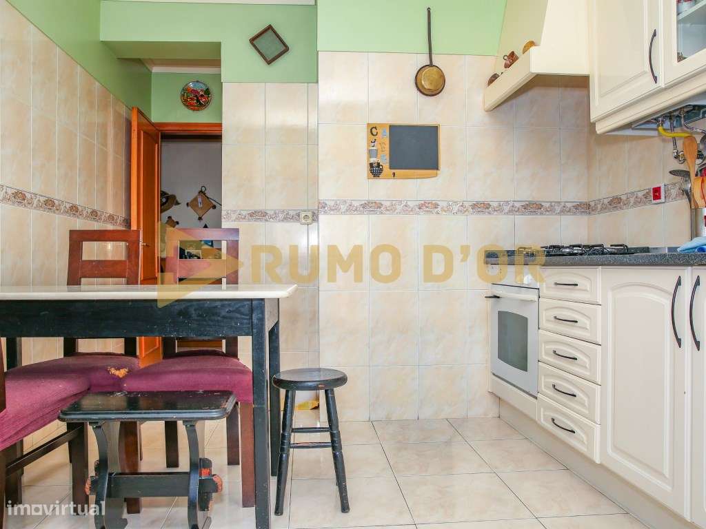 Apartamento T2 em excelente estado de conservação a 2 minutos da A1-6