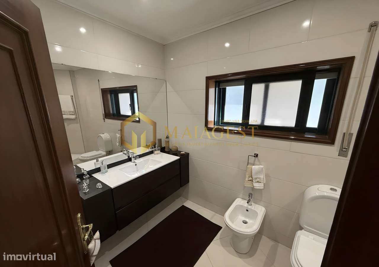 Apartamento T2 Renovado na Madalena com Garagem e Arrumos-23