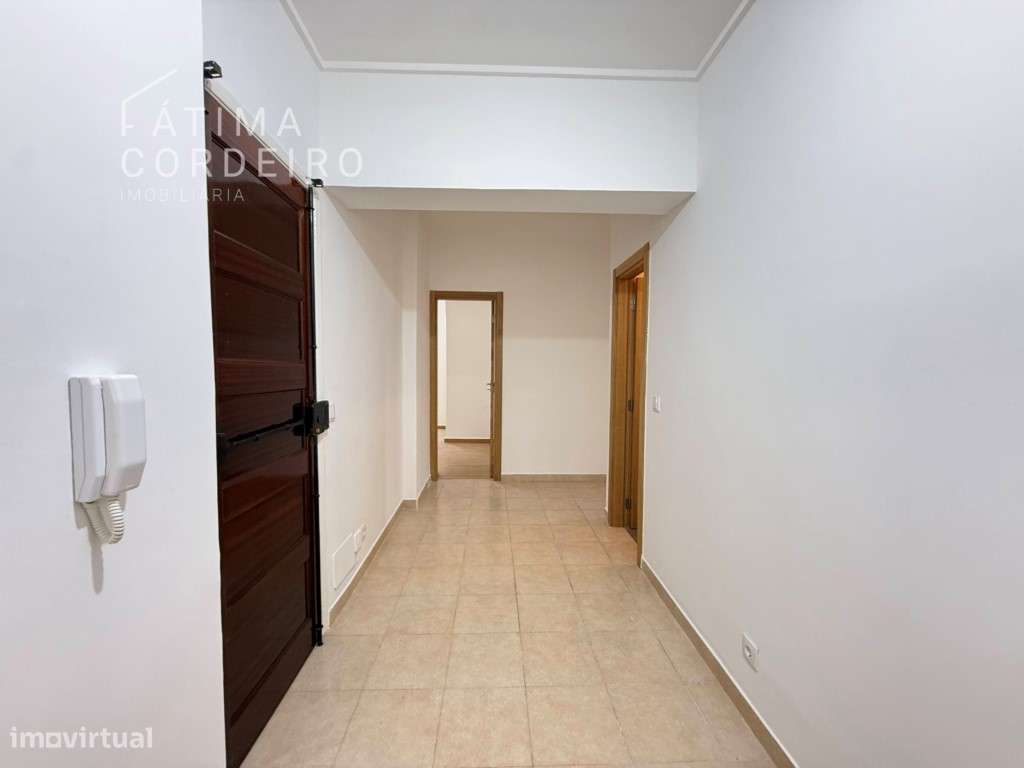 T4, situado no centro de Almada, a poucos minutos a pé da Praça São... - Grande imagem: 4/20