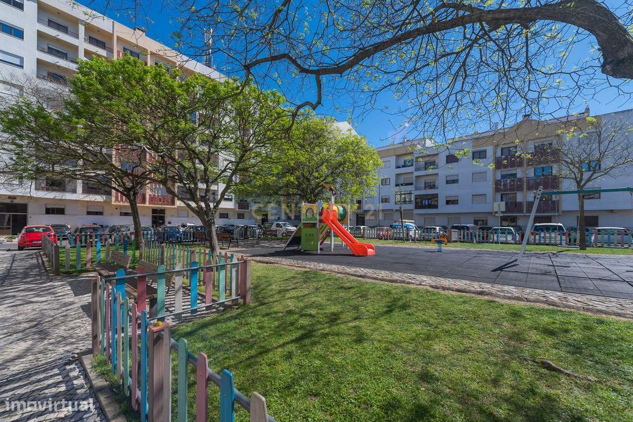 Apartamento T2 em bom estado, parcialmente remodelado-36