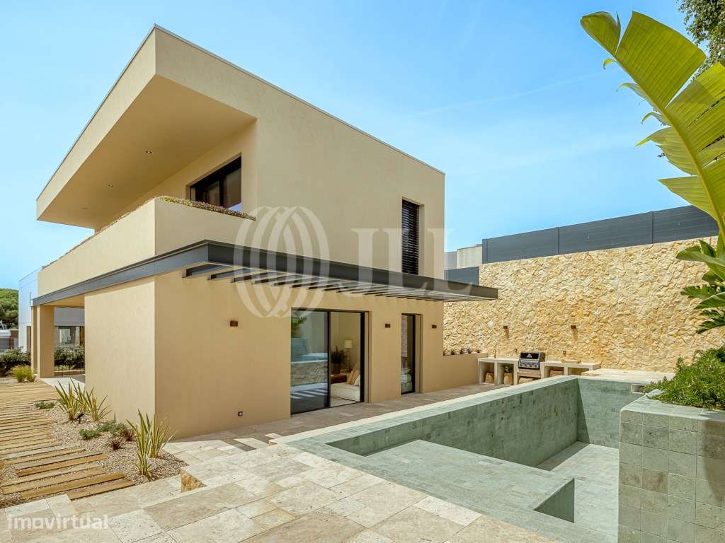 Moradia T3+1 com jardim, piscina e garagem, no Estoril-6