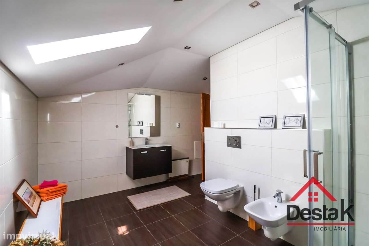 Fantástica Moradia isolada V4 em Lordosa, Viseu-38