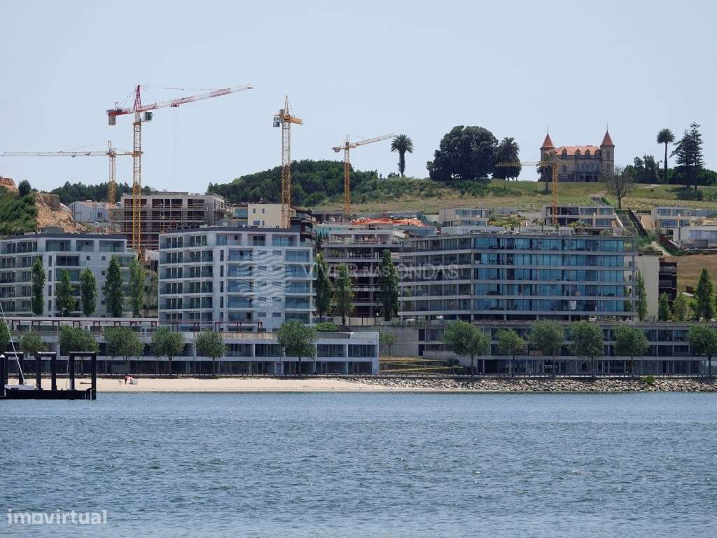 Apartamento T4 com 2 lugares de parqueamento e arrecadação.-41