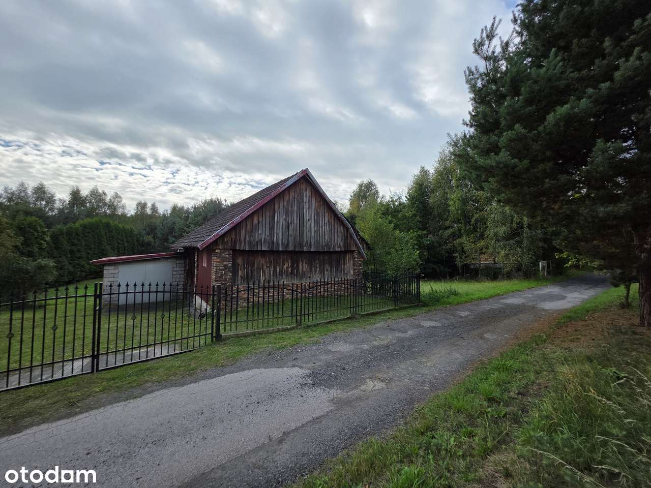 Wolnostojący murowany dom/ działka 66arowa/ płaski teren widok na las-9