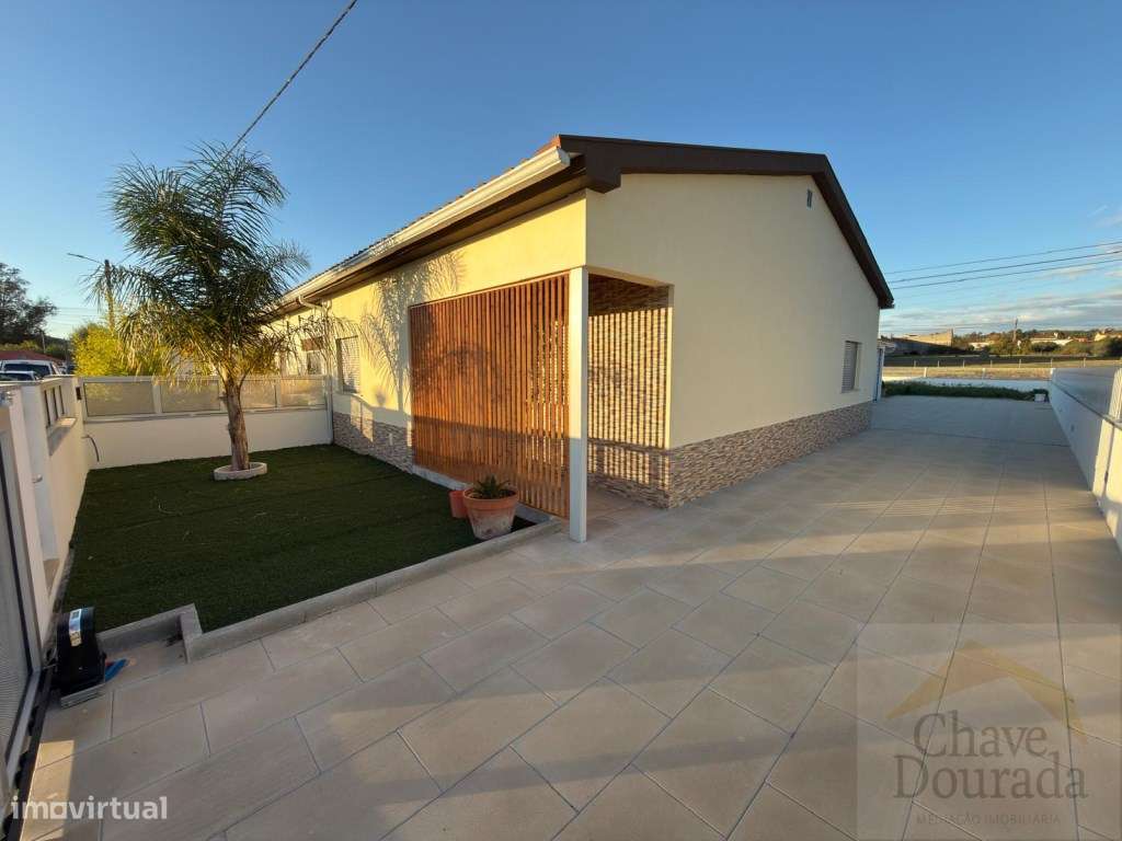 Moradia térrea T3 com garagem e quintal - Vila Nova de Poiares-0