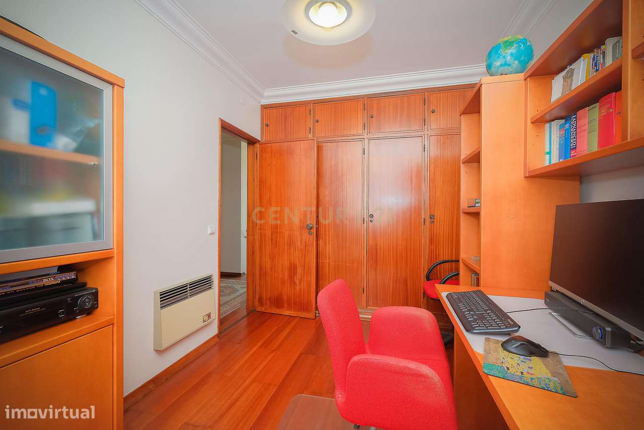 Moradia T5 em Carcavelos — Espaço, Conforto e Localização Privilegiada-26