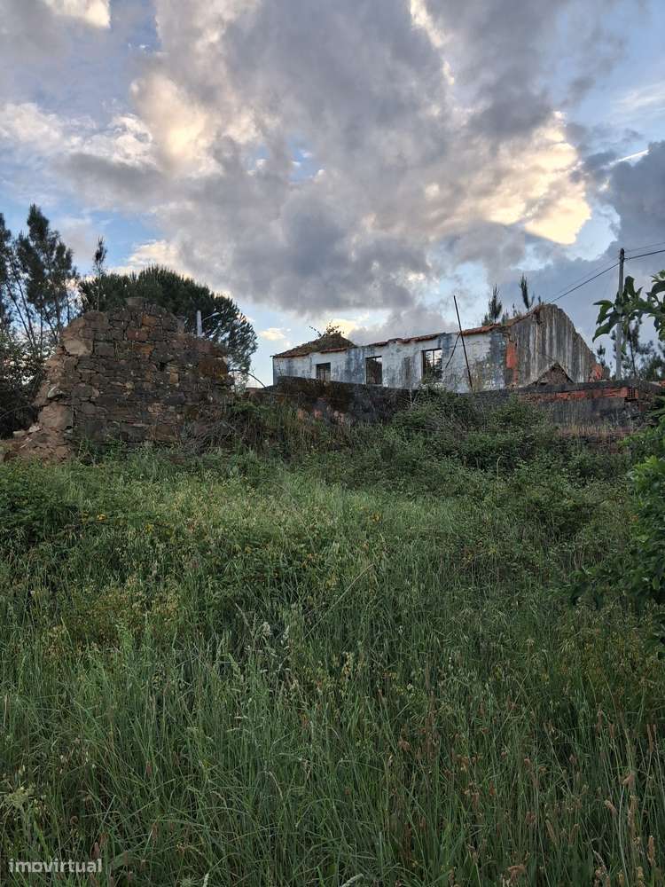 Moradia Isolada T4 em ruinas c/ 2 artigos urbanos e 1 terreno Rústico-0