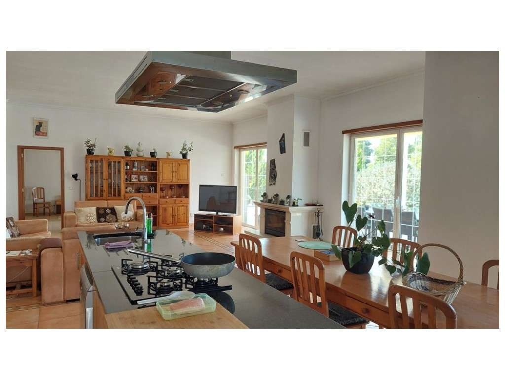 Moradia térrea, individual T4 com piscina e jacuzzi, zona Coimbrão-6