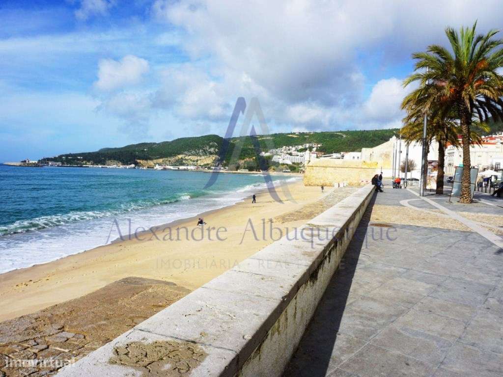 Moradia para reabilitar em Sesimbra ( Santiago ), com vista mar.-21
