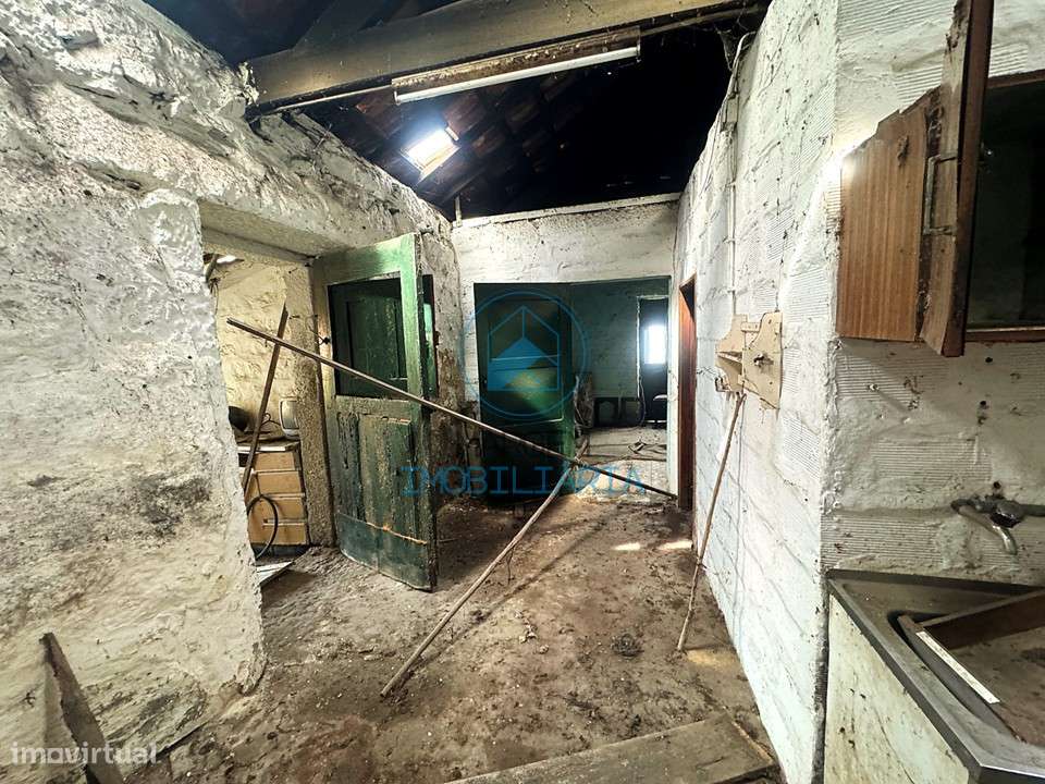 Casa em pedra p/restauro e terreno urbano – 87m de frente-5