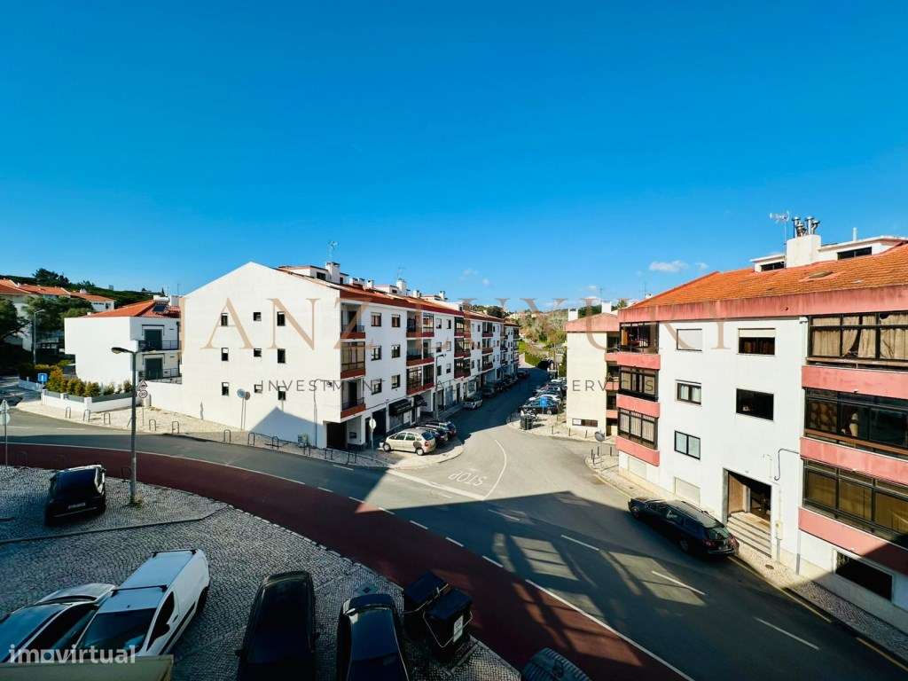 T3 no Estoril com Potencial de Renovação | 2 Varandas, Estacionamen...-17