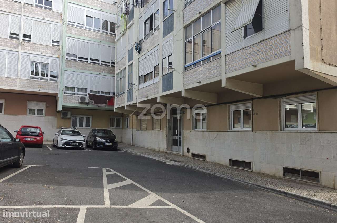 Excelente apartamento T2, situado num 1.º andar, na Buraca-0