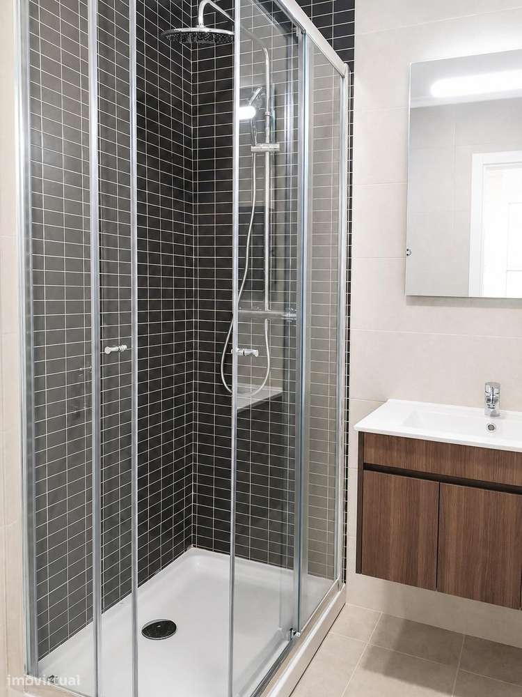 T2 totalmente remodelado, para viver ou investir - Lumiar-10