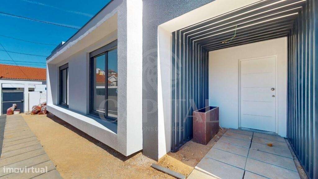 Moradia T3 com piscina, na Sobreda-27