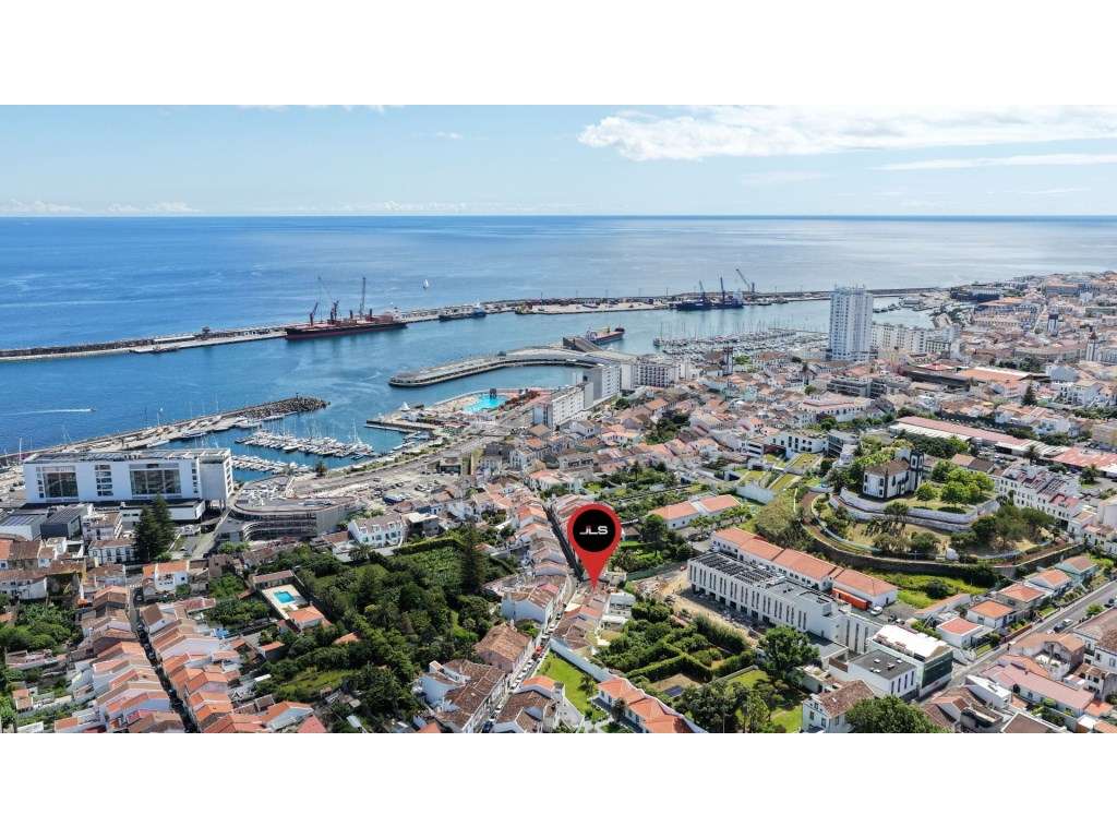 Moradia c/ Licença AL e Garagem junto à Av. Marginal - Ponta Delgada-0