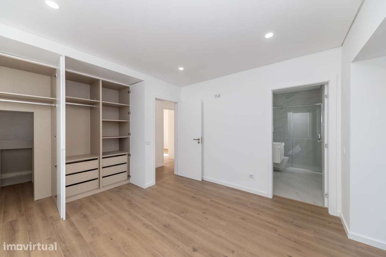 T3 NOVO – Apartamento com Espaço Exterior Único de 500 m² no Seixal-39