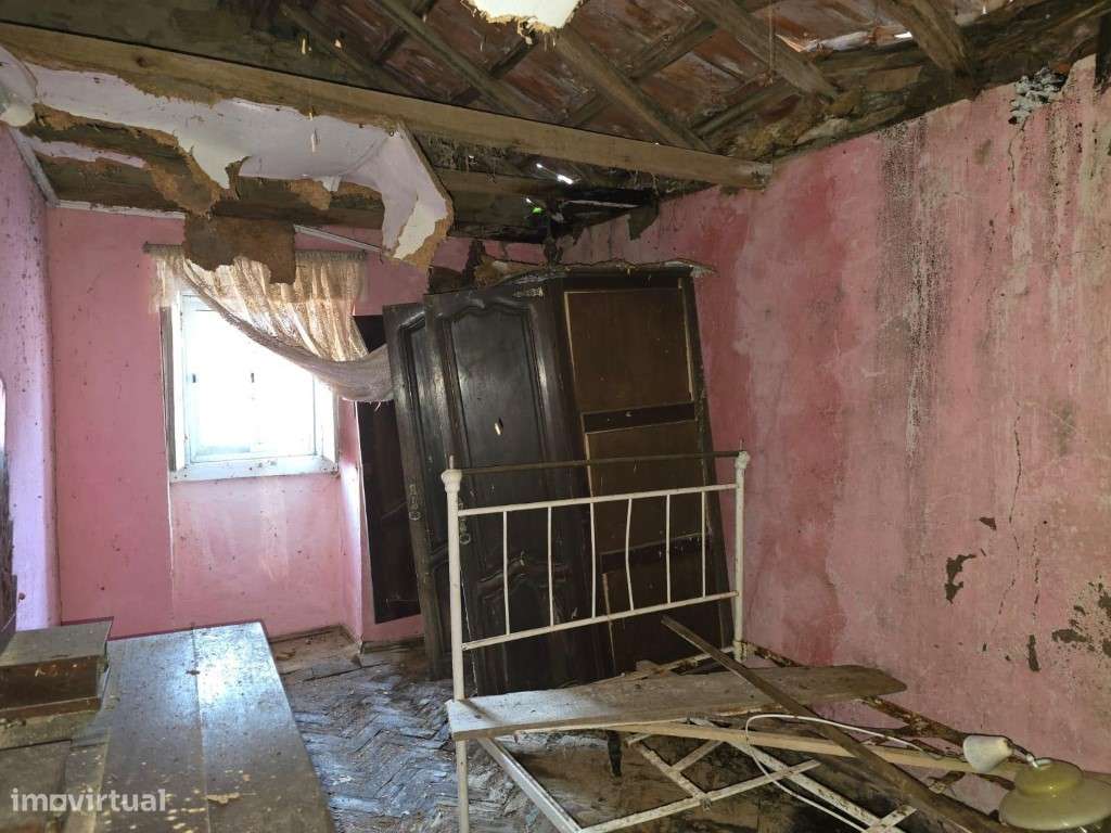 Moradia T3 com terraço, terreno e arrecadação para remodelar, Folgo...-9