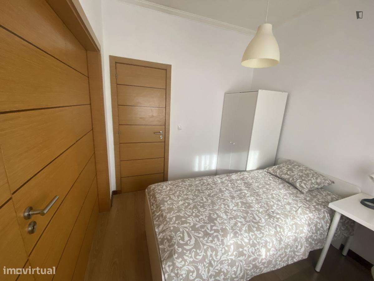 Quarto - localizado em Almada Lisbon - Grande imagem: 4/6