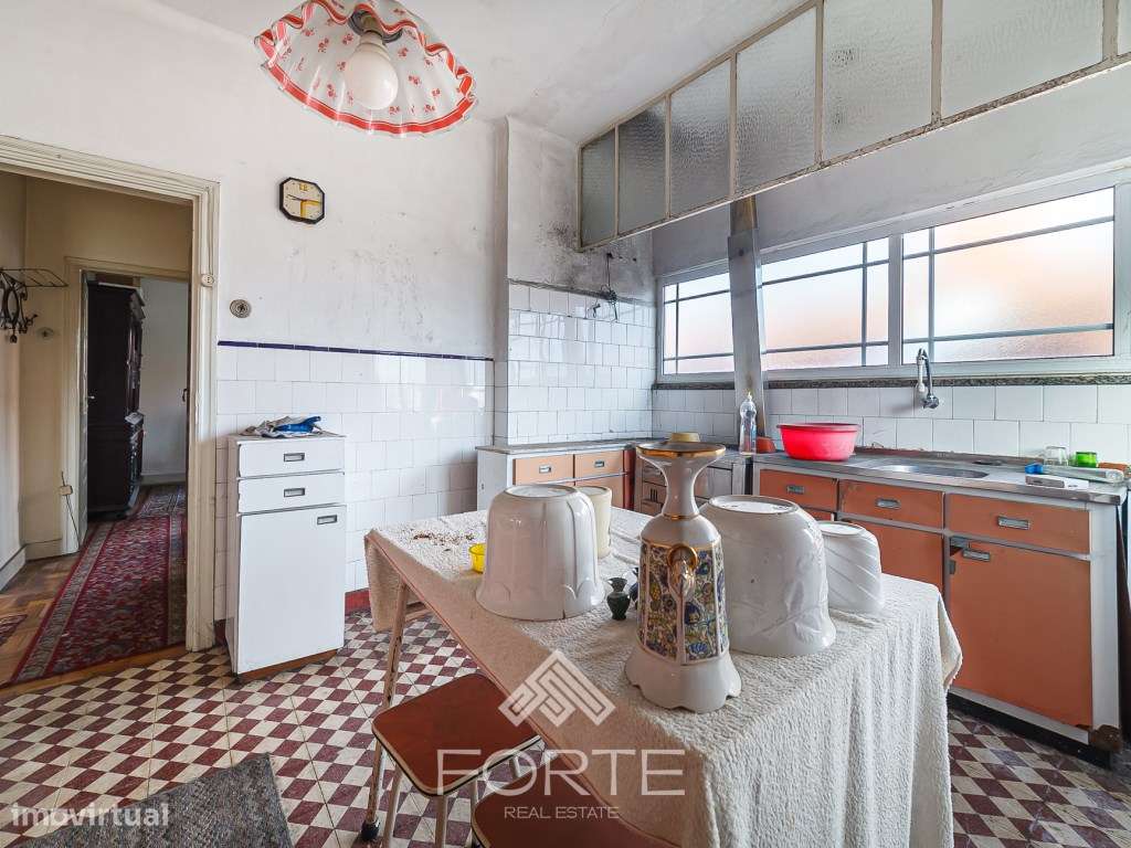 Moradia com pavilhões industriais e terreno-12