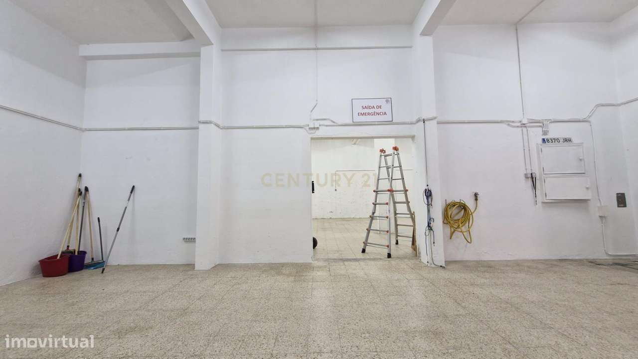 Garagem renovada bem localizada-6