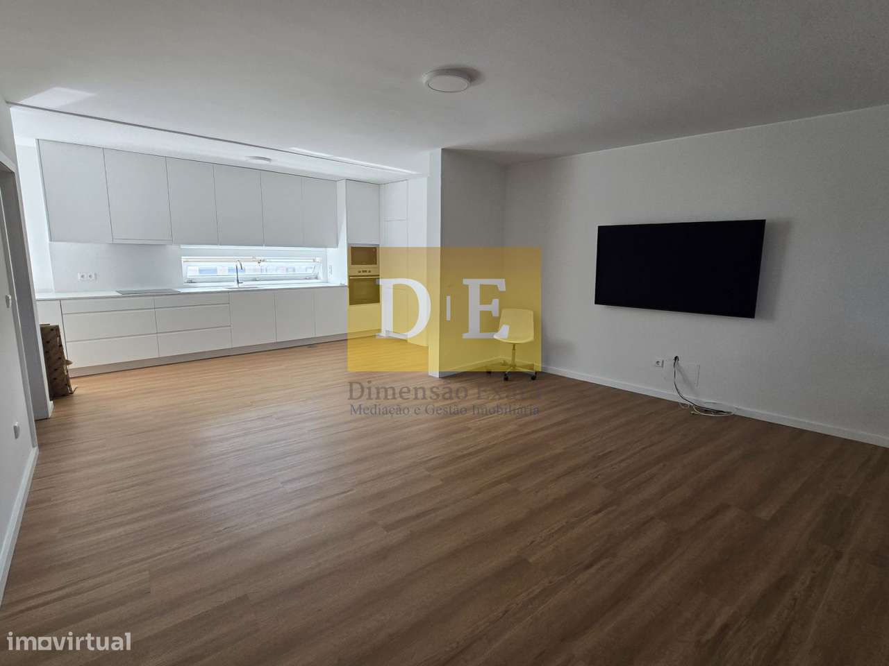 Apartamento T4 em Zona Central da Sª da Hora Junto à Estação do M-17