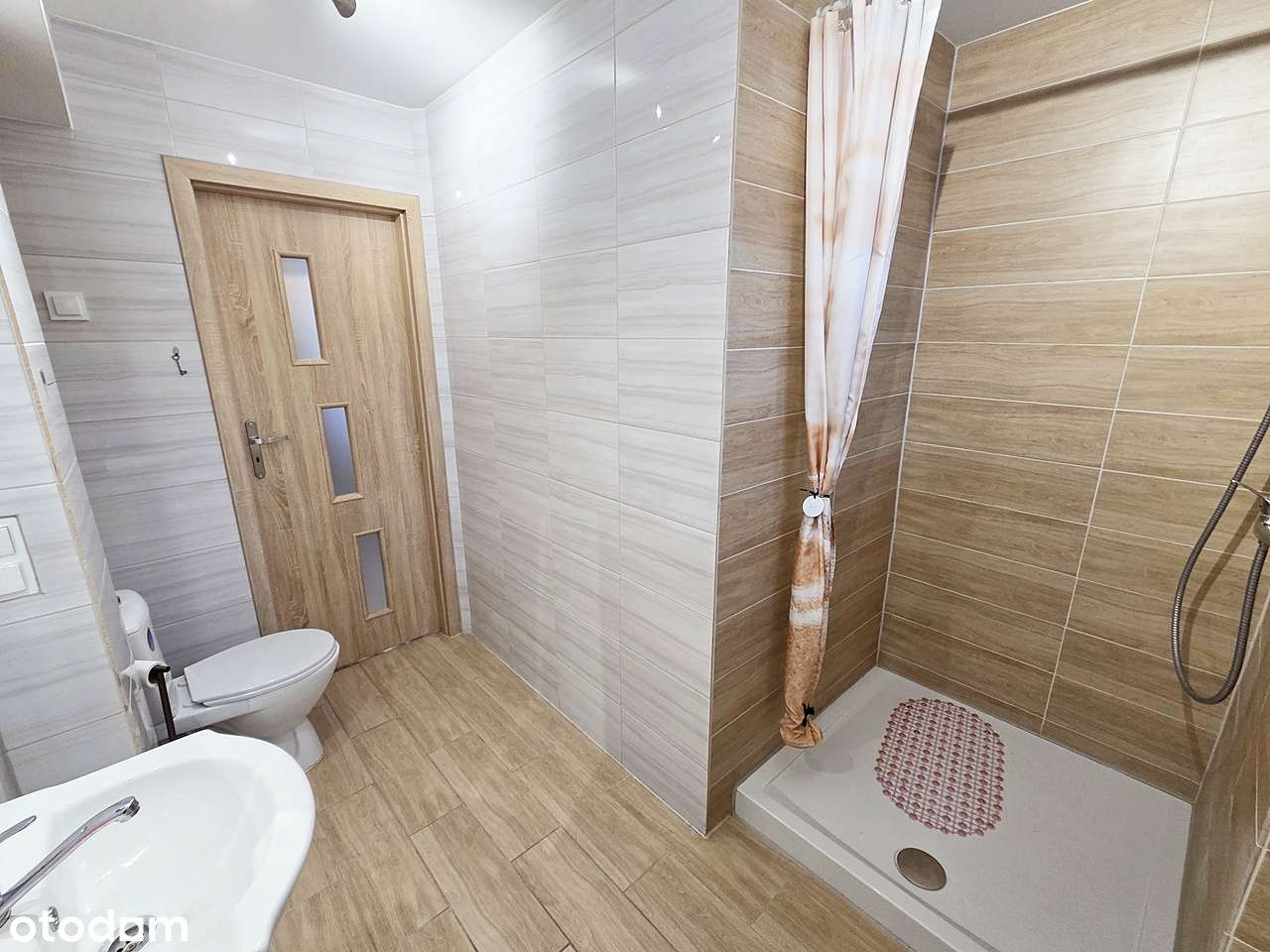 Z balkonem i budynkiem gospodarczym-11