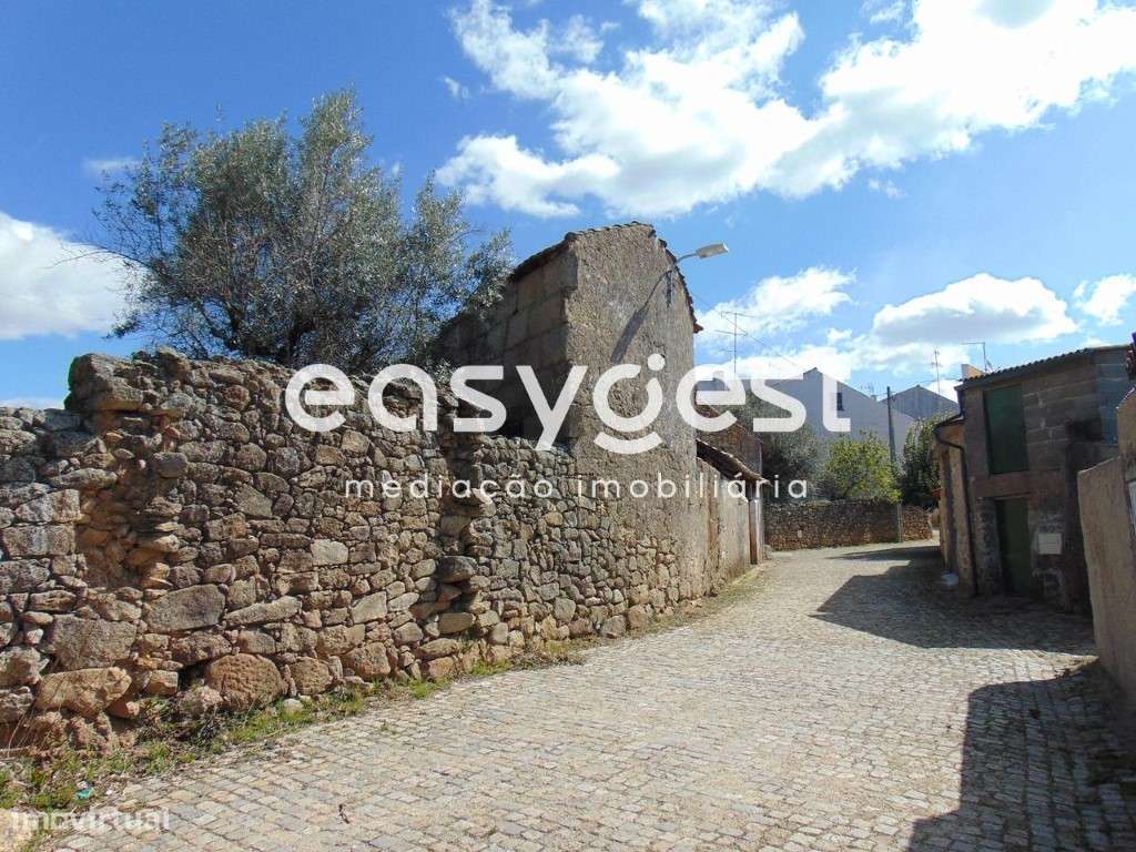 Conjunto de três edifícios urbanos com 117m2 por recuperar. - Grande imagem: 3/37