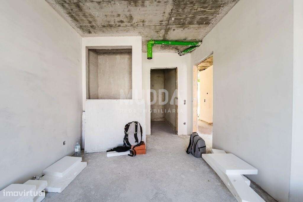 Moradia isolada de design contemporâneo nos Casais Mestre Mendo-11