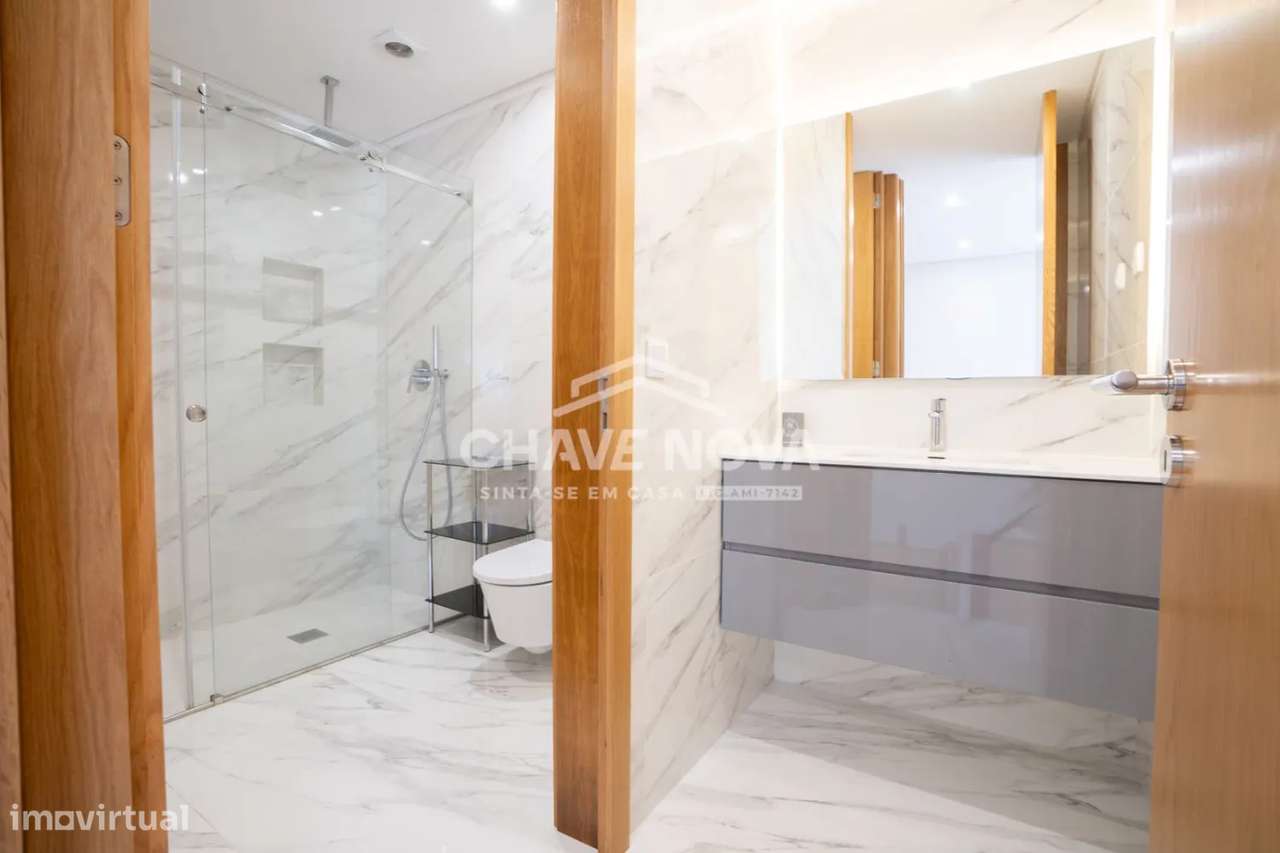 Moradia Geminada V3 Como Nova c/ Garagem Box em Canidelo-48