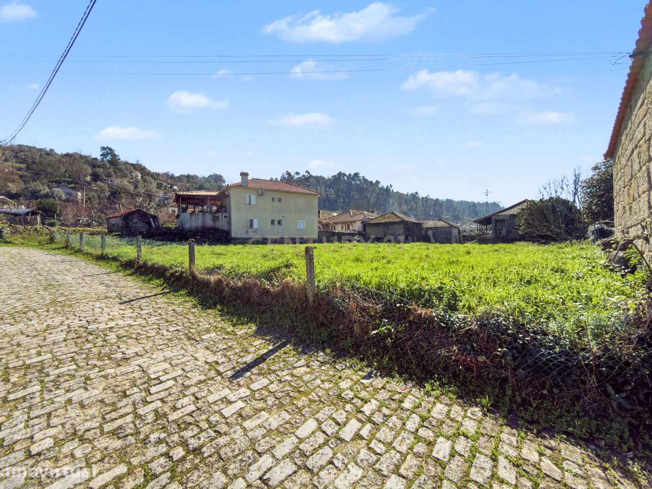 Moradia em pedra para reconstrução com projeto hoteleiro aprovado em A-16