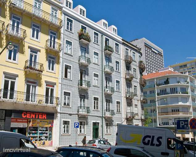 Apartamento T3 com varanda em Avenidas Novas, para remodelação total.-0