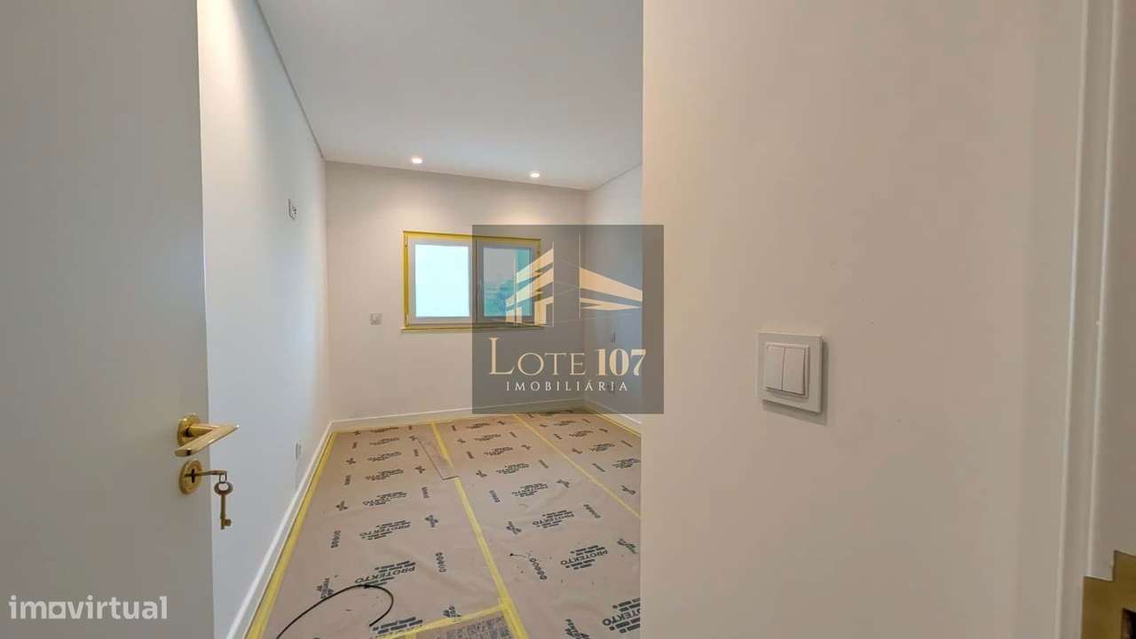 Apartamento T2 Novo em Val Flores-14