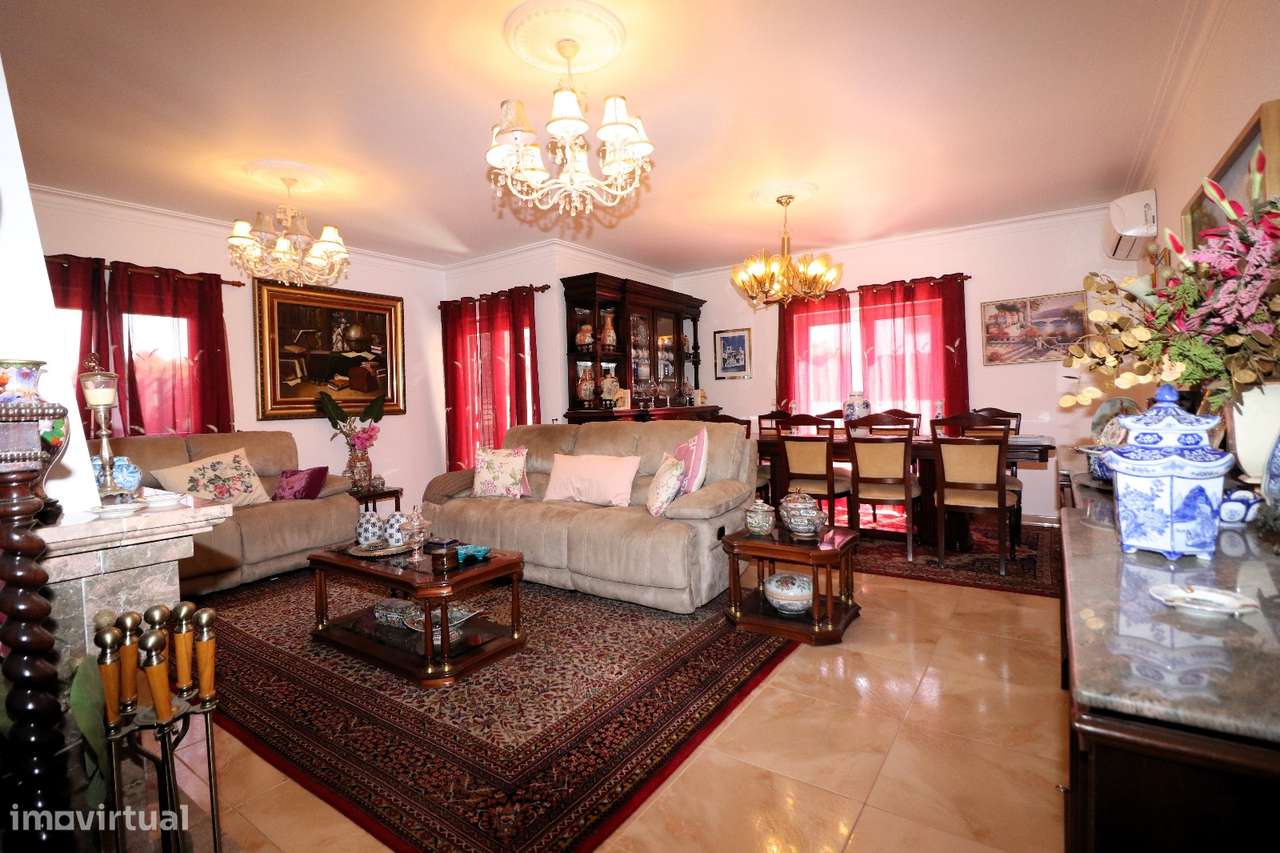 Moradia T4 com Piscina, Cave Ampla-31