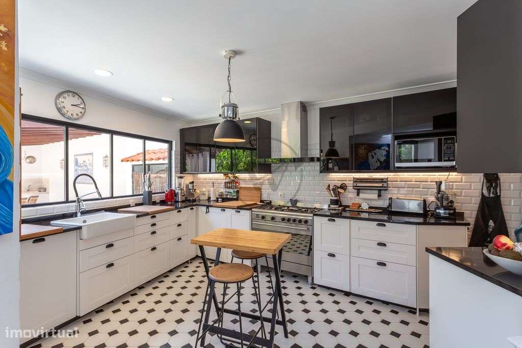 Moradia T5 com jardim e piscina no coração histórico de Azeitão-16