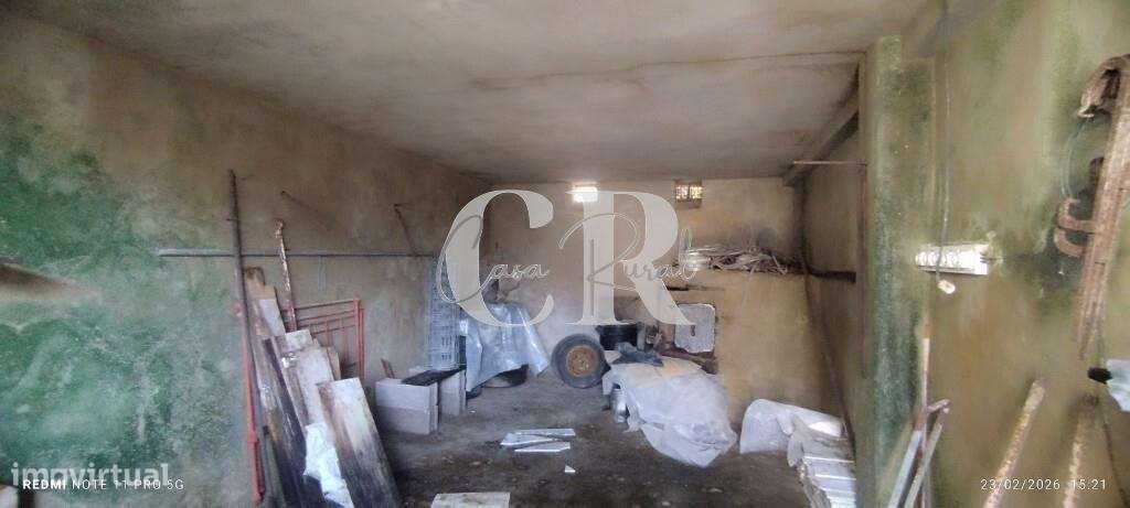 Moradia T3 com vários anexos, terreno e poço-45