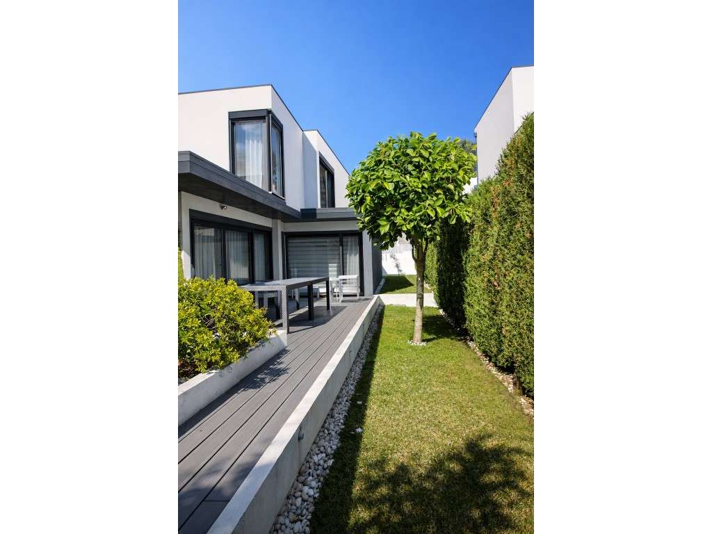 Moradia T4 com 4 frentes e jardim privado com árvores espaço e lumi...-8