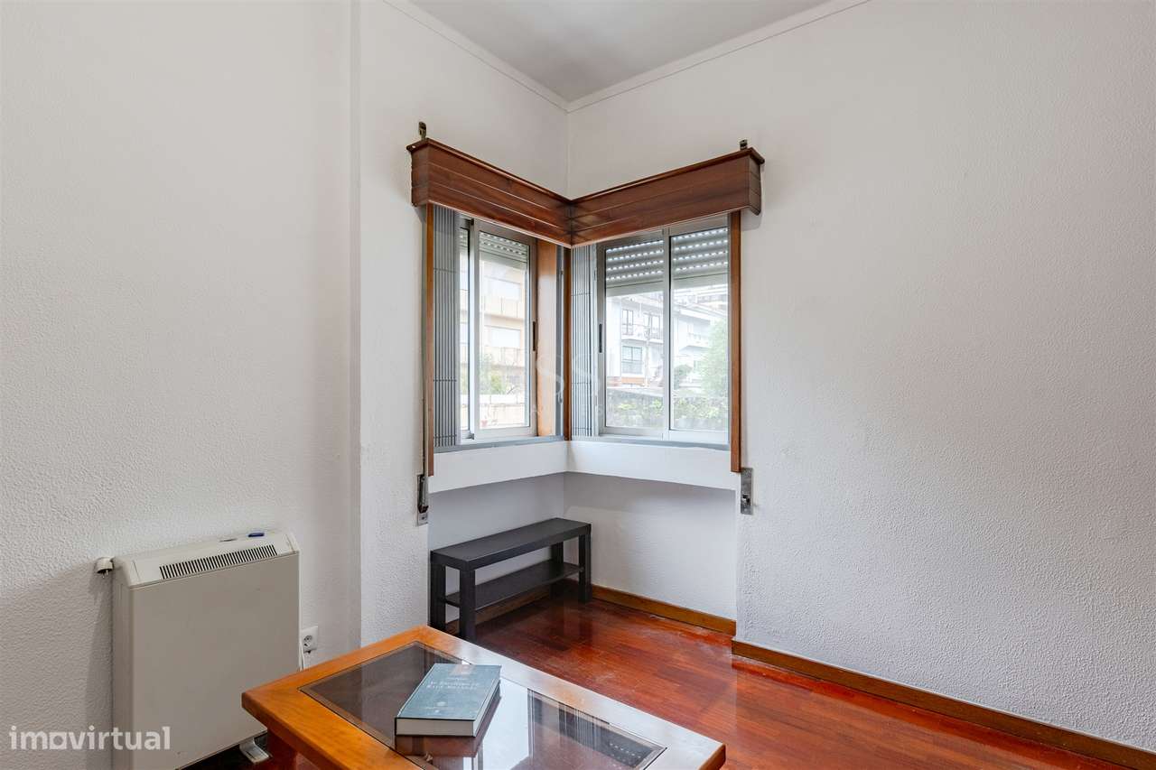 Apartamento T4 com Garagem Box entre o Marquês e Praça Sá Carneiro-9