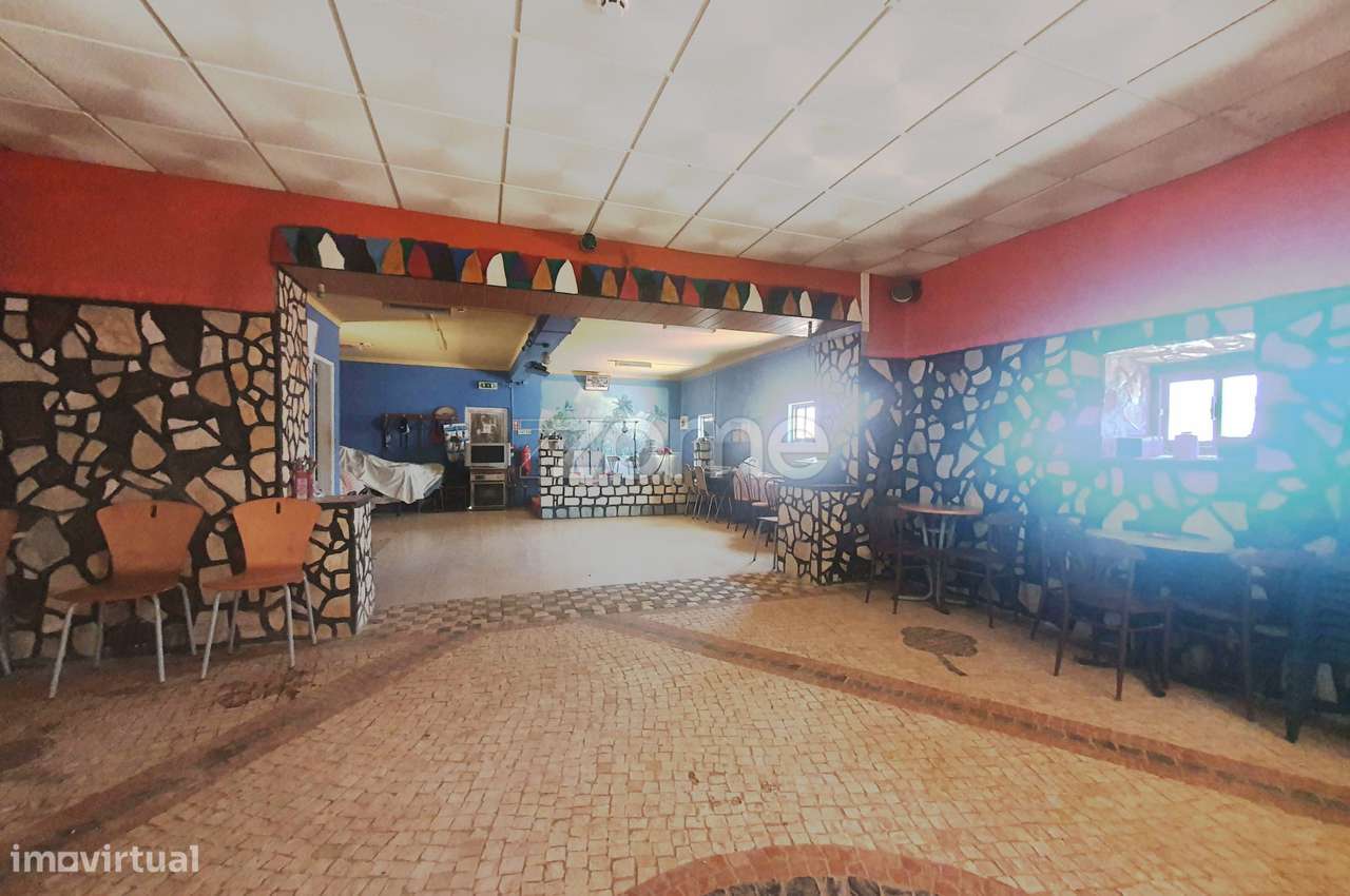 Moradia isolada com 10 assoalhadas e mais de 11000 m2 - Grande imagem: 2/28