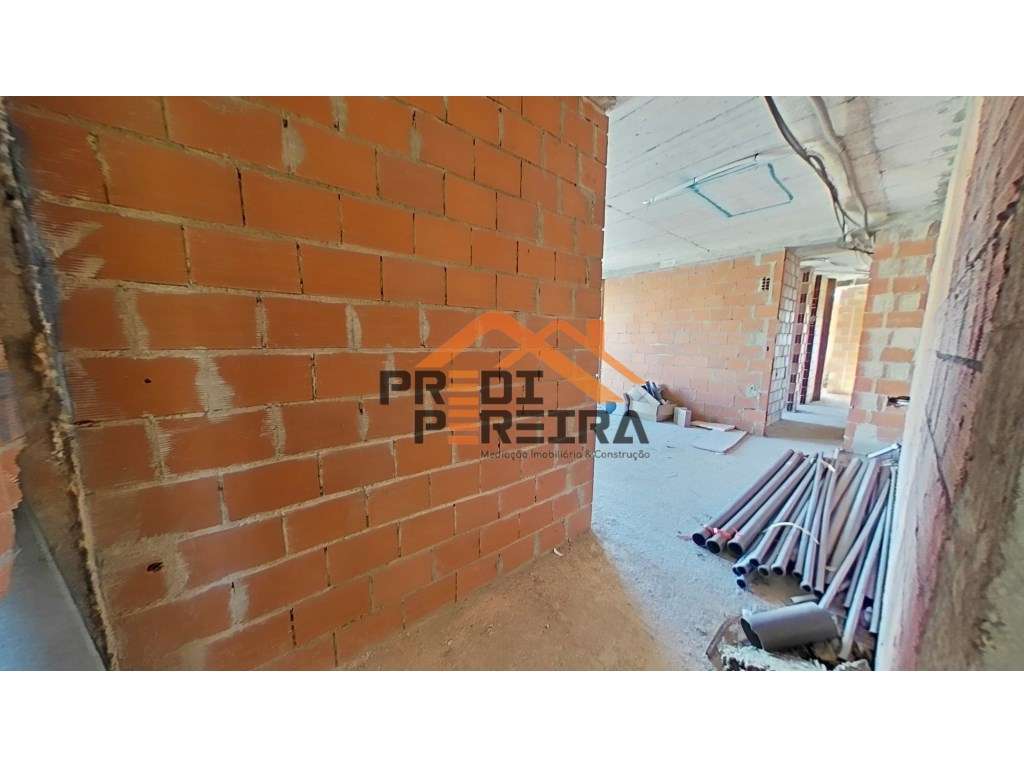 *NOVA CONSTRUÇÃO*
T3 situado em condomínio fechado, com varanda de...-24