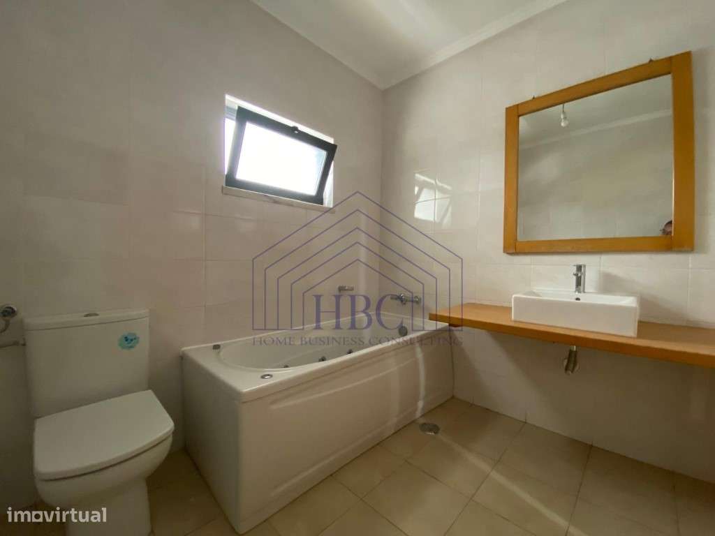 Moradia T5 Moderna e Remodelada no Feijó - Espaço, Conforto e Exclu...-45