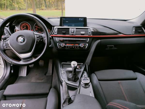 BMW Seria 3 325d Touring Sport Line - 33
