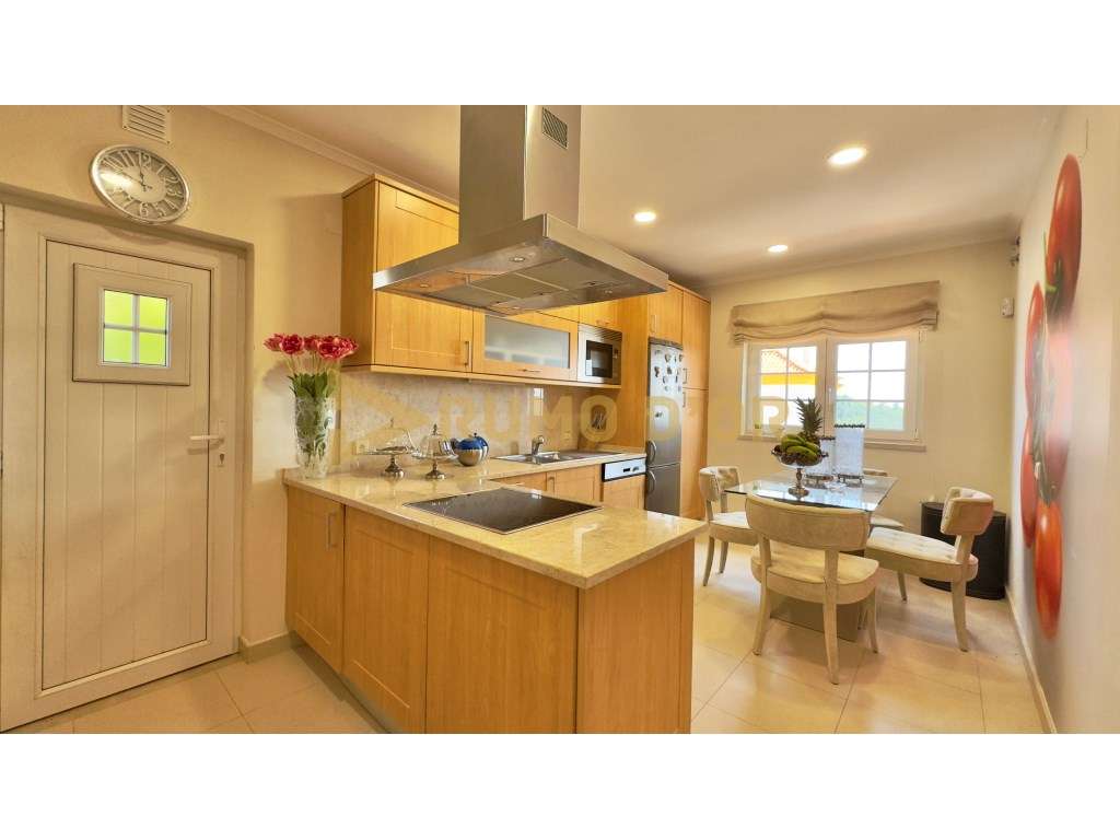 Viva com Conforto! Moradia T4 com Jardim e Espaço Exterior em Alenquer-13