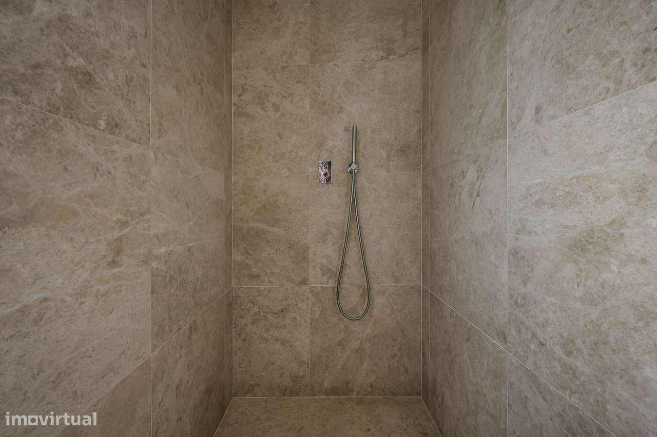 Moradia T4 com Piscina e Terraços Panorâmicos, Parede-30