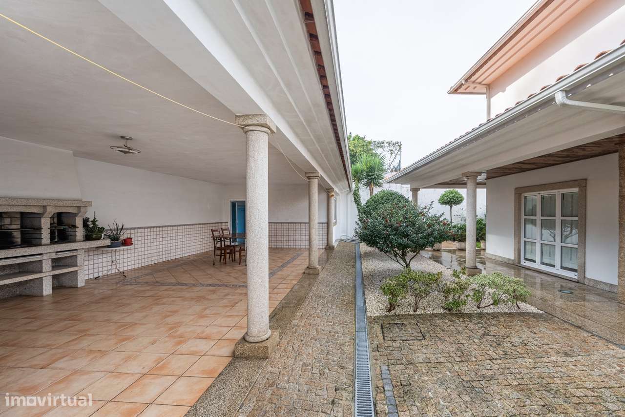 Moradia T5 Isolada com Jardim e Terraço - Grande imagem: 3/41