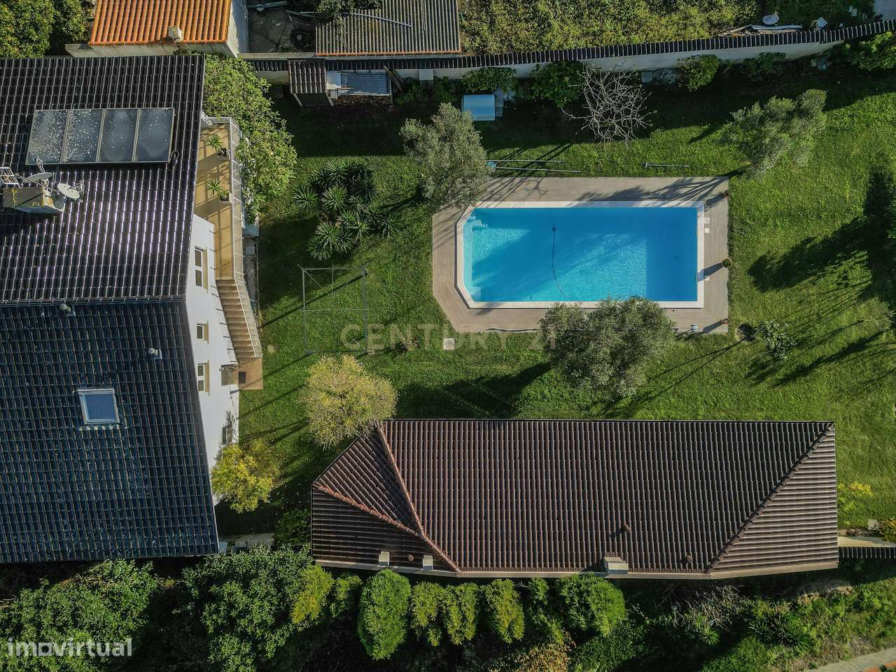 Moradia com piscina, terreno e anexos em Vieira de Leiria e a 2km da p-11